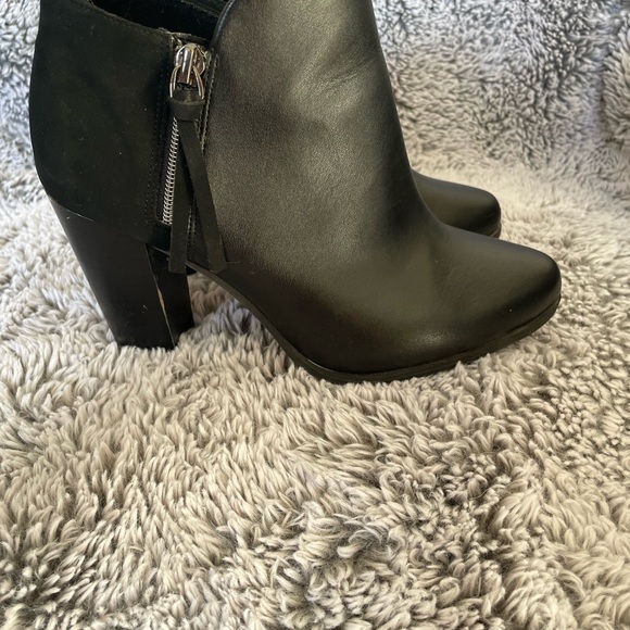 Size 7W Fioni leather and suede heeled ankle boots - Picture 2 of 6